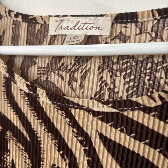 🎉4/30$🎉 Tradition Geometric Pleated Top - Size L - Picture 2 of 6